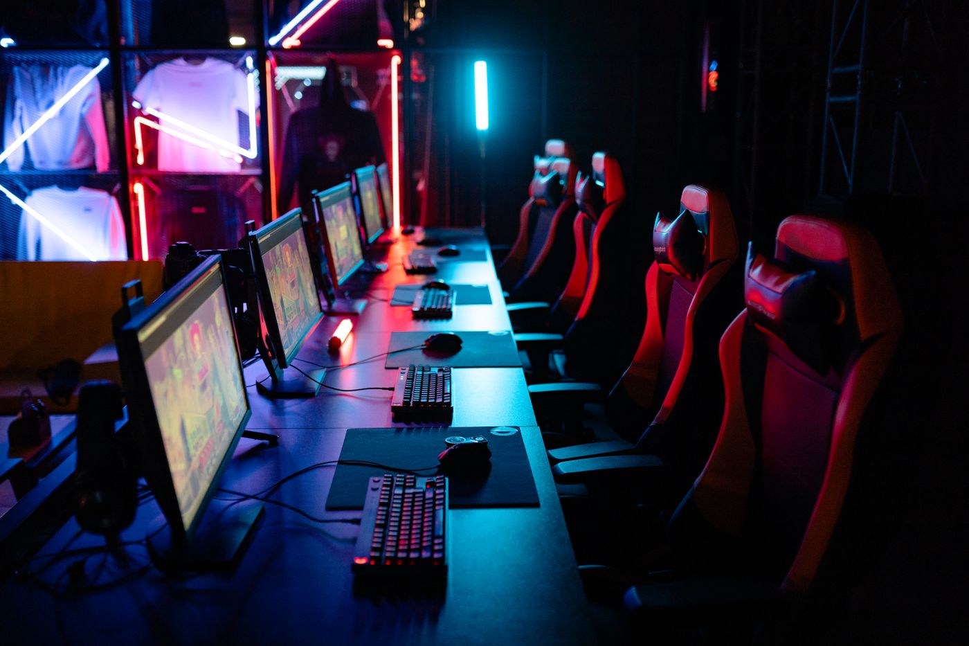 Rows of computers in a dark gaming room